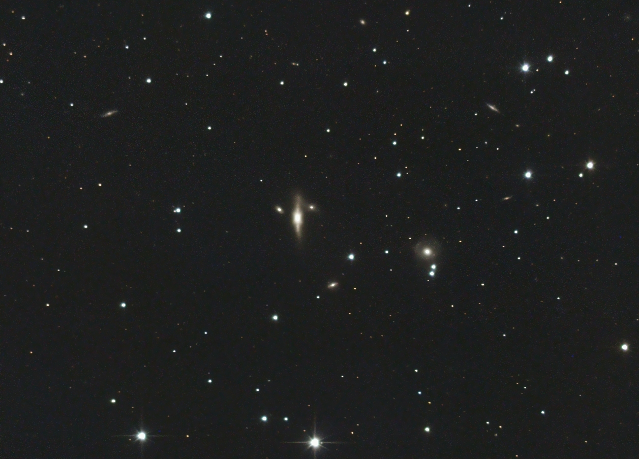 Die NGC 128 Galaxiengruppe in den Fischen Spektrum der Wissenschaft